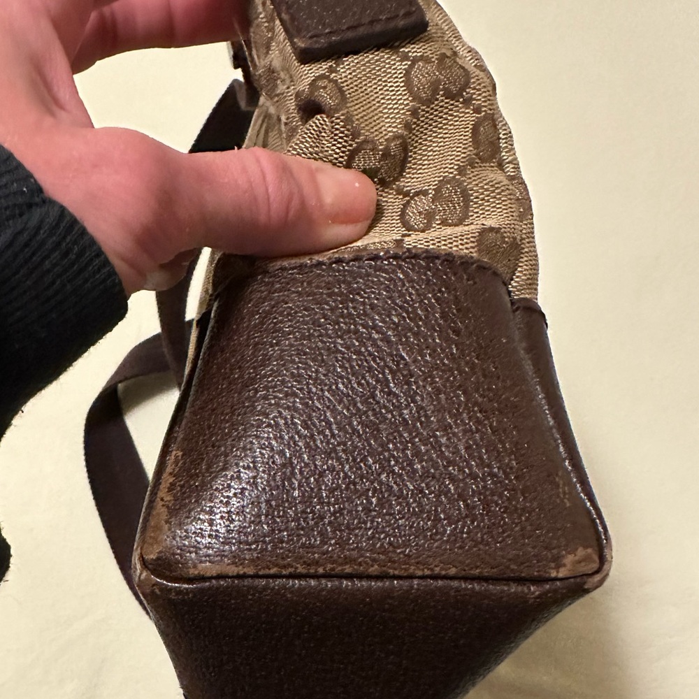 Rehab Gucci Bag with rubbing Likely can be fixed if you know how or by a cobbler - Picture 8 of 11